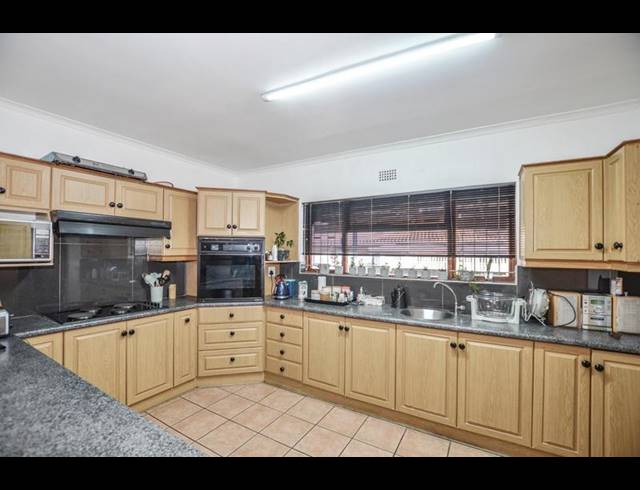 6 BEDROOM HOUSE FOR SALE IN DE TIJGER